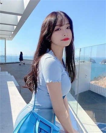 未婚妻的浓情婚纱照