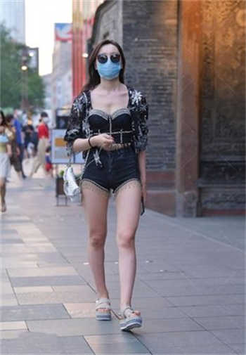 五一堵车女子尿一地