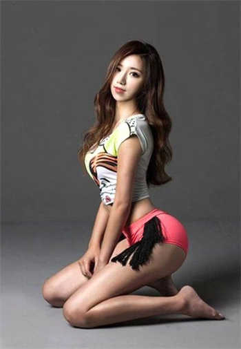 女明星被当众解内衣