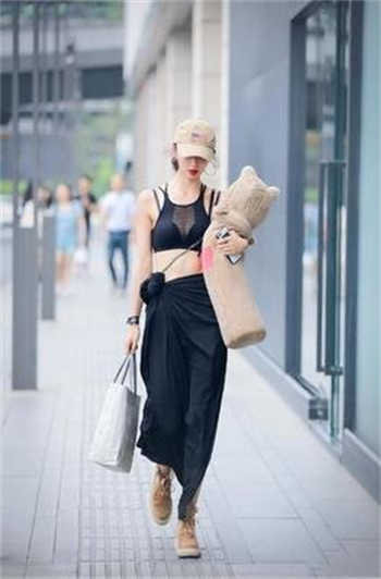 门房老董与戴若希绽放