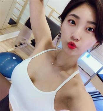 网红楼梦长发图片