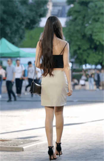 老师主动撩起裙子