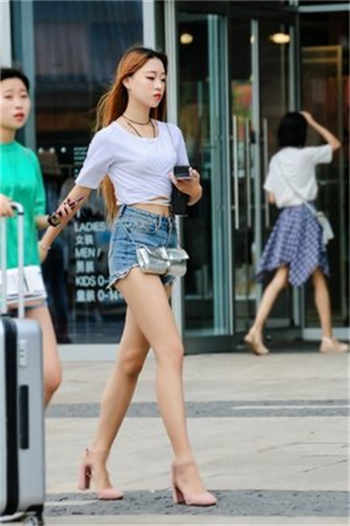 赛高酱穿开叉旗袍装