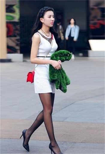女子路边大便视频