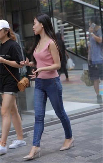 妻子当丈夫的面与情人拥抱