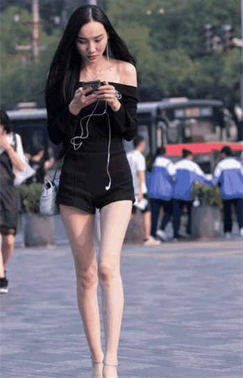 宾馆床上亲吻脱服亲奶