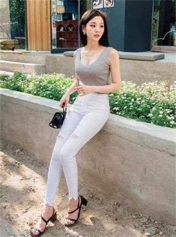 公共厕所女生蹲坑视频